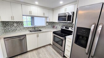 10875 SW 112th Ave in Miami, FL - Building Photo