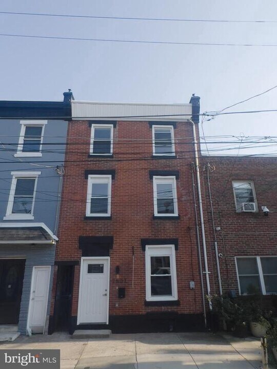 2507 Salmon St in Philadelphia, PA - Building Photo