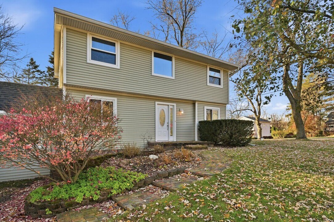 5595 Birdview Heights in West Bloomfield, MI - Foto de edificio