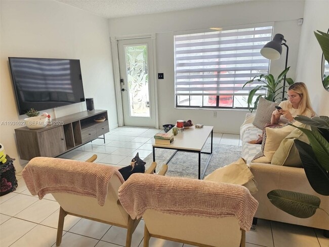 10371 Jasmine Ct in Pembroke Pines, FL - Foto de edificio - Building Photo