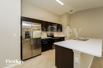 2450 SW Madiera St in Port St. Lucie, FL - Foto de edificio - Building Photo