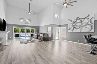 10330 Buena Ventura Dr in Boca Raton, FL - Building Photo - Building Photo