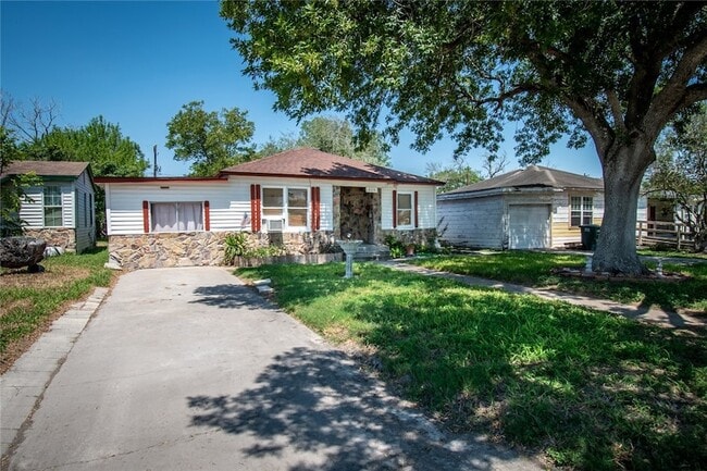 121 W Ave E in Robstown, TX - Building Photo - Building Photo