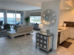 2090 W First St in Ft. Myers, FL - Foto de edificio - Building Photo