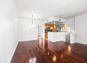 5200 Premiere Hills Cir, Unit 123 in Woodland Hills, CA - Foto de edificio - Building Photo