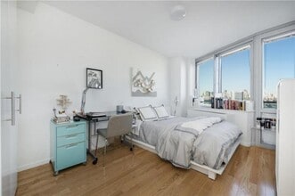 4610 Center Blvd in Queens, NY - Foto de edificio - Building Photo