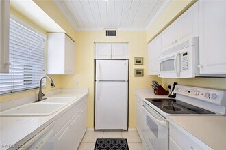 286 4th St S in Naples, FL - Building Photo - Building Photo