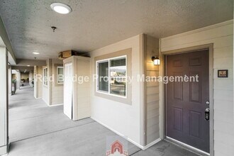 15325 NW Central Dr in Portland, OR - Building Photo - Building Photo