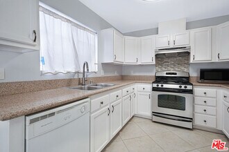 2816 London St in Los Angeles, CA - Building Photo - Building Photo