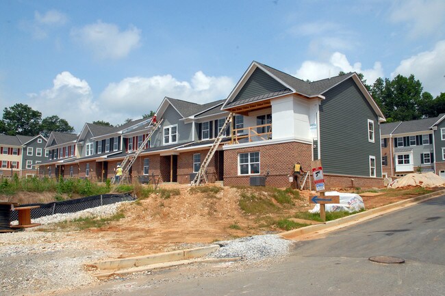 Hollins Station in Halethorpe, MD - Foto de edificio - Building Photo