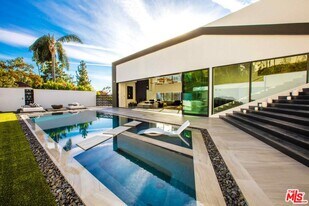 2210 Bowmont Dr in Beverly Hills, CA - Building Photo