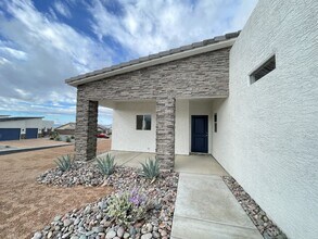 2591 Trade Wind Dr in Bullhead City, AZ - Building Photo - Building Photo
