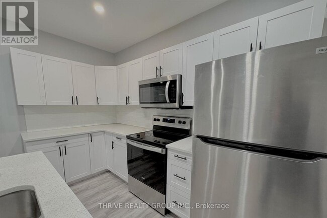 2 Metcalfe St in St Thomas, ON - Building Photo - Building Photo