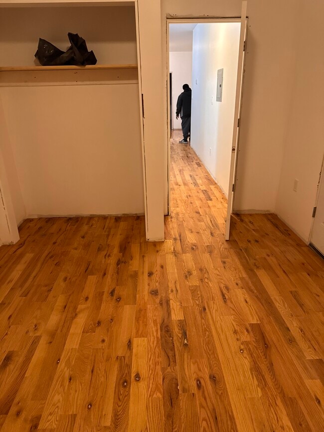 686 Woodward Ave, Unit 1floor right