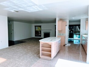 11942 Lomica Dr in San Diego, CA - Building Photo - Building Photo