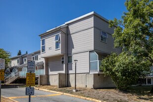 15257 99 Av in Surrey, BC - Building Photo