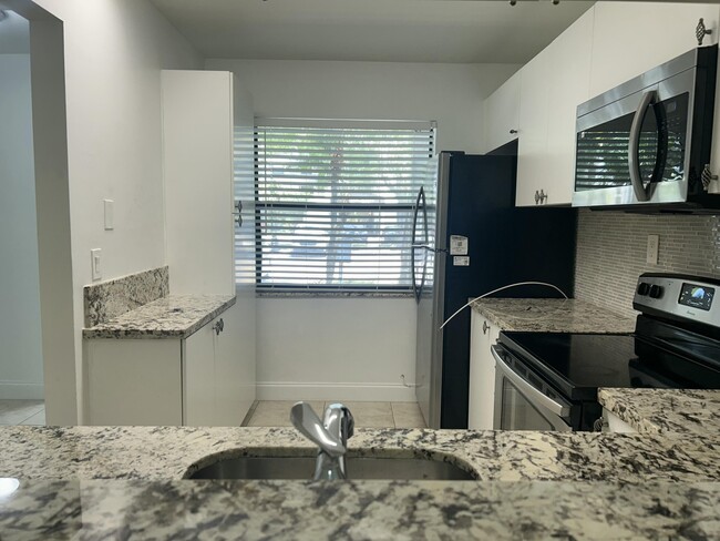 1290 S Military Trail in Deerfield Beach, FL - Building Photo - Building Photo