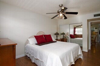 415 NE 2nd St, Unit 228 in Hallandale Beach, FL - Foto de edificio - Building Photo