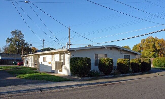 4100 Lotus Ave in Sacramento, CA - Foto de edificio - Building Photo