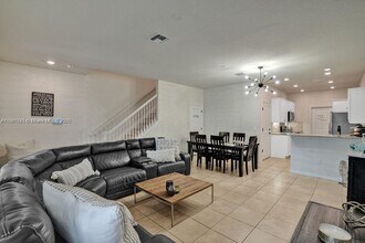 5060 Eucalyptus Dr in Hollywood, FL - Foto de edificio - Building Photo