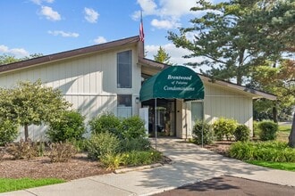 1489 N Winslowe Dr, Unit 100 in Palatine, IL - Building Photo - Building Photo