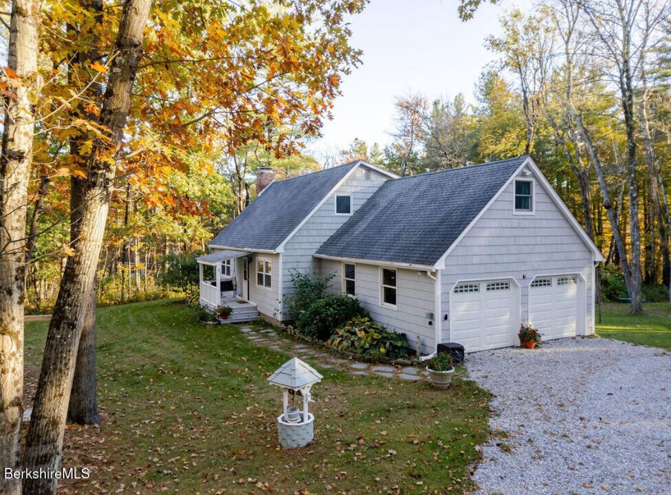 230 Middle Rd in Austerlitz, NY - Foto de edificio