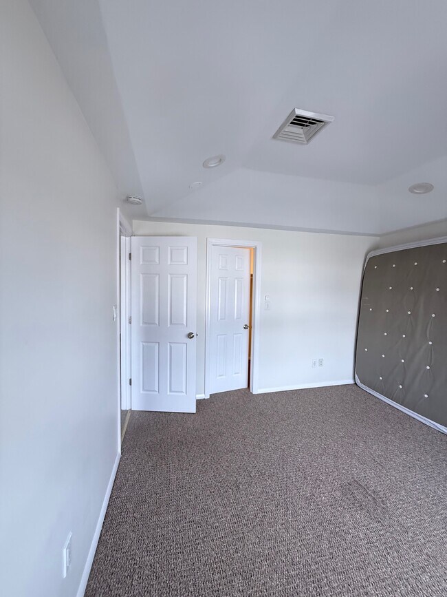 132 Carle Rd, Unit 2 in Westbury, NY - Foto de edificio - Building Photo