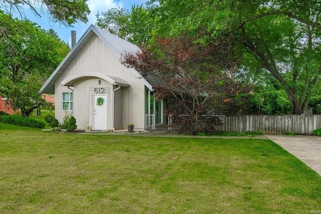612 N Kerry Dr in Bloomington, IN - Foto de edificio - Building Photo