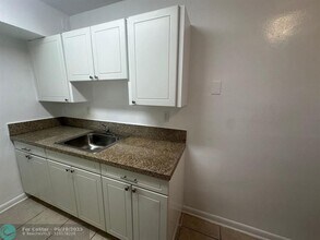 460 Sunshine Dr in Coconut Creek, FL - Building Photo - Building Photo