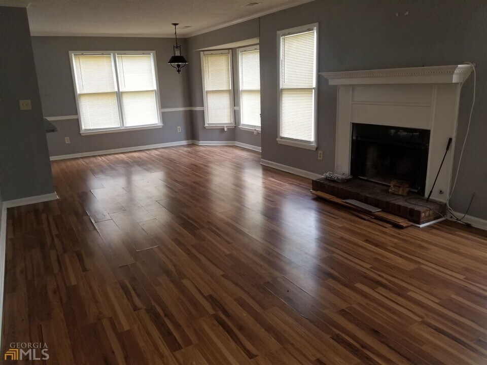 7973 Woodlake Dr in Riverdale, GA - Foto de edificio