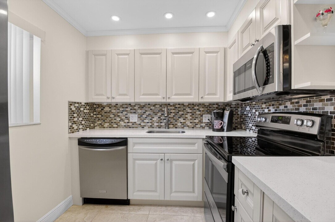 205 Flanders Dr in Delray Beach, FL - Building Photo