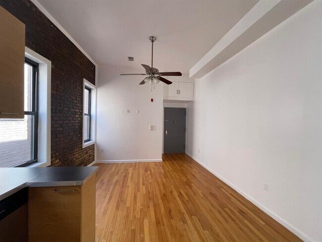 163 Baldwin Ave in Jersey City, NJ - Building Photo - Building Photo