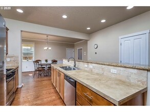 10528 NE Gateway St in Hillsboro, OR - Foto de edificio - Building Photo