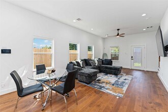 3040 Webster St in Houston, TX - Building Photo - Building Photo