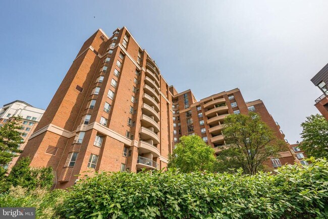 4808 Moorland Ln in Bethesda, MD - Building Photo - Building Photo