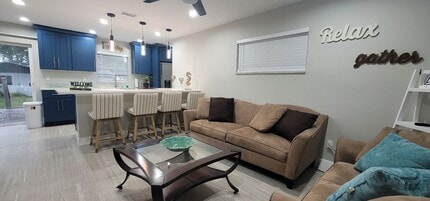 694 Douglas Ave in Altamonte Springs, FL - Foto de edificio - Building Photo