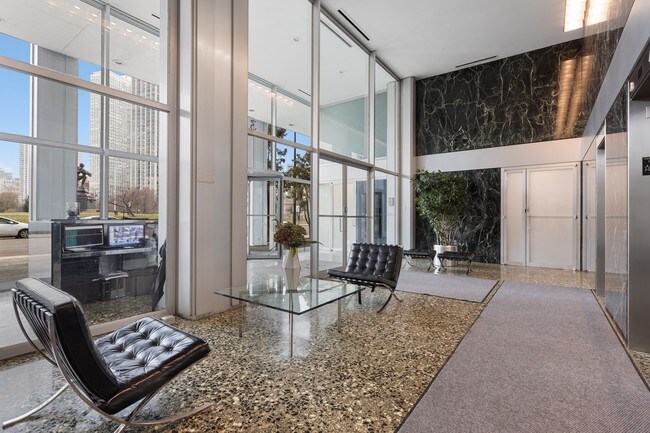 330 W Diversey Pkwy in Chicago, IL - Building Photo - Building Photo
