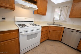 6609 Dry Breeze Ct in Las Vegas, NV - Foto de edificio - Building Photo