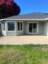 2095 Terrel Dr in Medford, OR - Foto de edificio - Building Photo