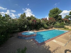 600 Huntersridge Ct in Irving, TX - Building Photo