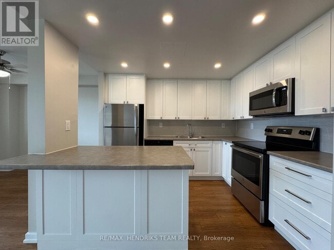 5611 Valley Way in Niagara Falls, ON - Building Photo - Building Photo