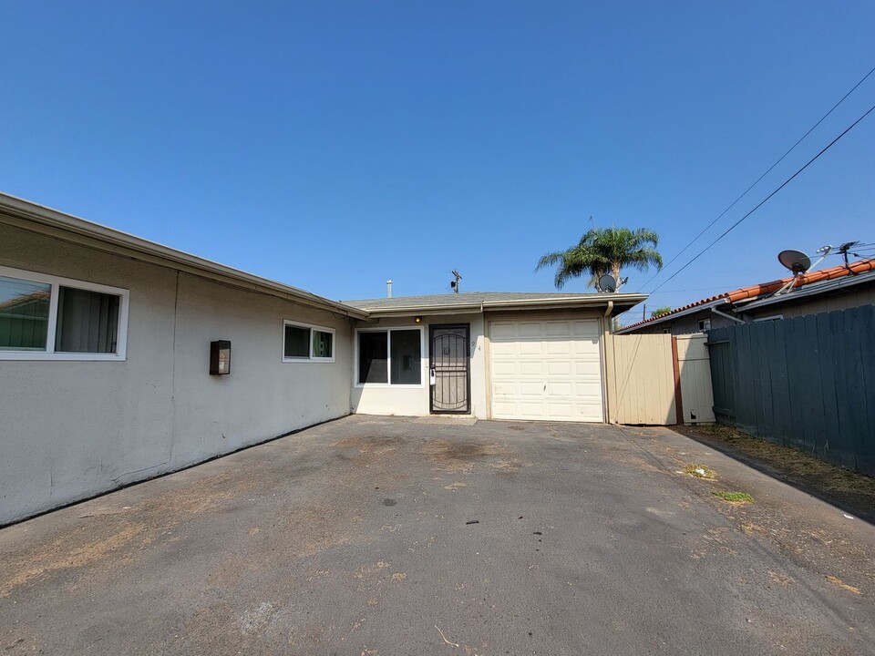 910-914 Emory St in Imperial Beach, CA - Building Photo