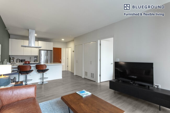 8 E Huron St in Chicago, IL - Building Photo - Building Photo