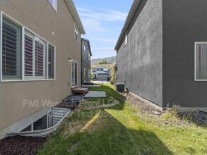 589 W Life Dr in Bluffdale, UT - Building Photo - Building Photo