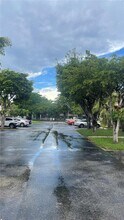 575 W Park Dr in Miami, FL - Building Photo - Building Photo
