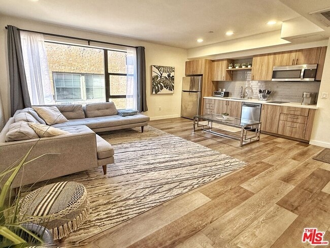 property at 723 S St Andrews Pl