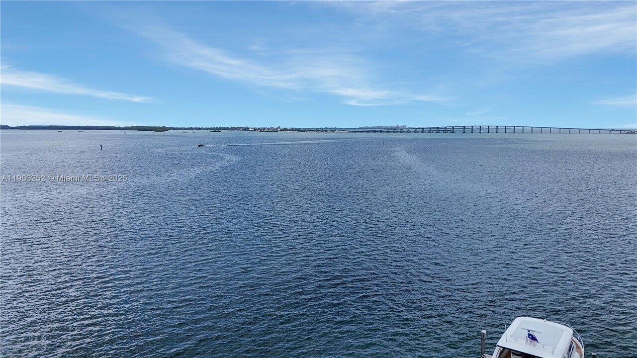 801 Brickell Bay Dr, Unit 1070 in Miami, FL - Building Photo