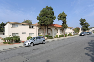 Villa Carmen Apartments in Camarillo, CA - Building Photo - Building Photo