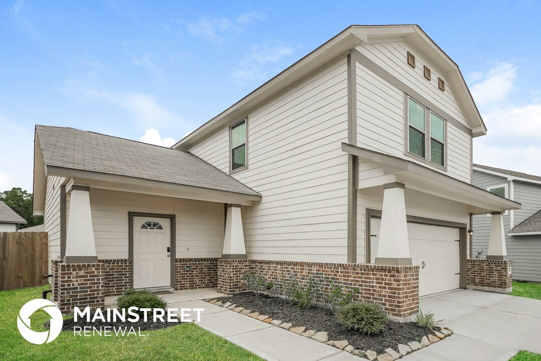 2221 Cedar Vly Dr in Conroe, TX - Building Photo