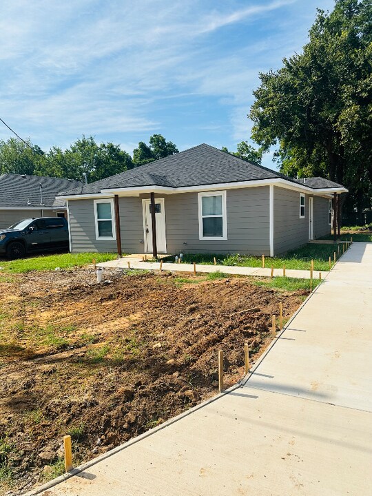 225 E Elm St in Durant, OK - Building Photo